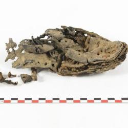 Fragments de chaussures cloutées
