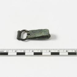 Fragment de récipient métallique