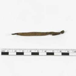 Fragment de fibule en alliage cuivreux de type Liberchies 1.1