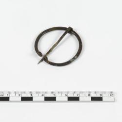 Fibule à charnière