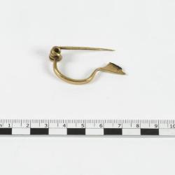 Fibule à ressort apparent à corde externe