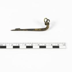 Fragment de fibule en alliage cuivreux de type Liberchies 1.1