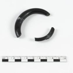 Bracelet fragmentaire en pâte de verre noire